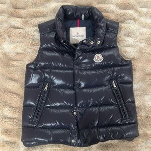 Moncler kids Tib Vest size 8 anni 130cm in night blue. Brand new condition!